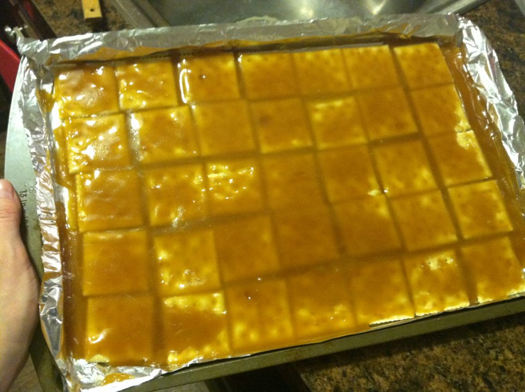 how to make easy saltine toffee #christmascrack 