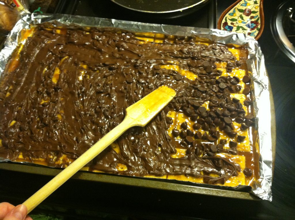 how to make easy saltine toffee #christmascrack 